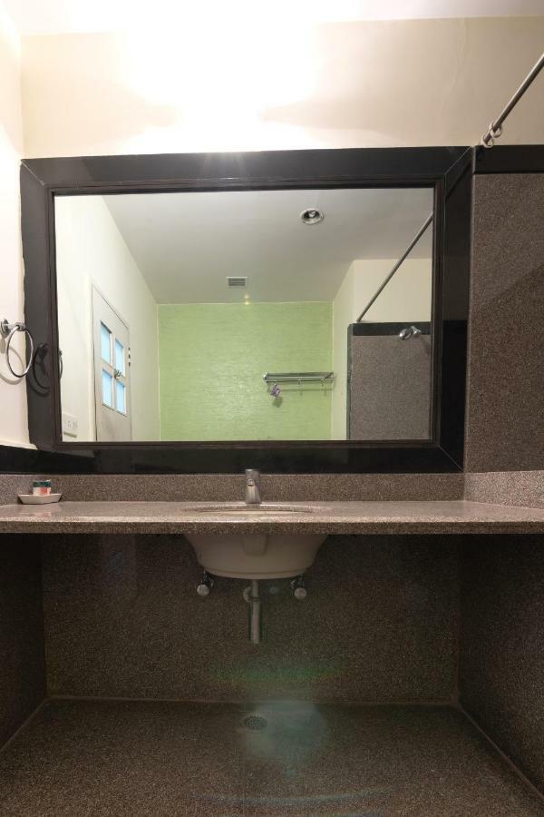 Oyo 345 Hotel Red Mount Aquilla Bangalore Luaran gambar